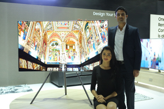 삼성전자 모델들이 2일(현지시간) 인도 델리 메리어트 호텔에서 열린 'QLED TV 런칭 이벤트'에서 'QLED TV'를 소개하고 있다. 삼성전자 제공